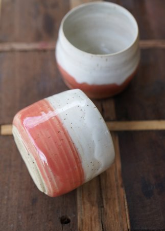 Preview: handgetöpferter weiß rot rosé Keramik Kaffee Becher